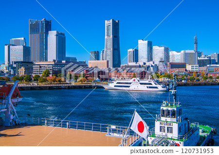 俯瞰港未來的日本橫濱城市景觀。前景是停靠在大棧橋的航海訓練艦大成丸…=11月28日 120731953
