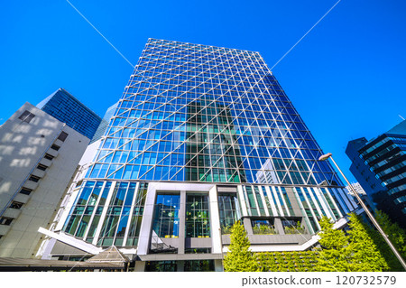 日本東京城市景觀 - 澀谷十字塔反映在窗戶玻璃中，俯瞰澀谷 Akush 等 = 25 日 120732579