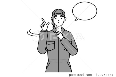 一位穿著連身褲的女機械師正在操作智慧型手機 120732775