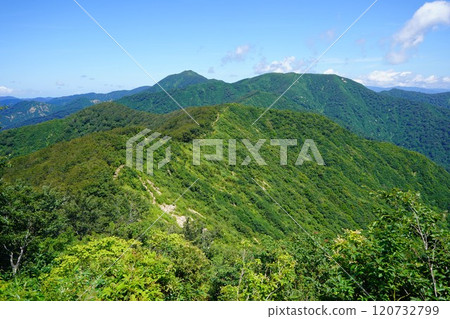 The ridgeline leading to Mount Tengu Sumotori in the Asahi Mountain Range 120732799