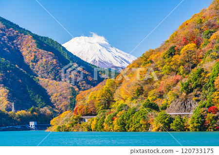 【神奈川縣】從丹澤湖眺望富士山，紅葉美麗 120733175