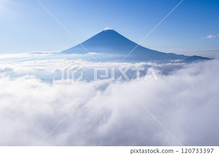 A beautiful clear sky, Mt. Fuji and a sea of clouds (from Mt. Odake, Yamanashi Prefecture) 120733397