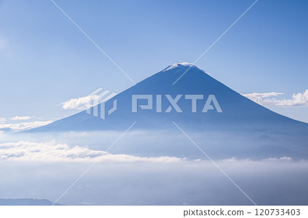 A beautiful clear sky, Mt. Fuji and a sea of clouds (from Mt. Odake, Yamanashi Prefecture) 120733403