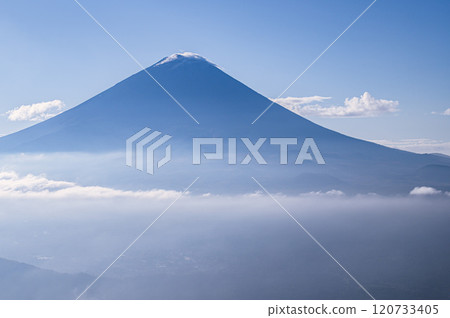 晴空萬裡，富士山和雲海的壯麗景色（來自山梨縣大嶽山） 120733405