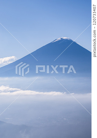 晴空萬裡，富士山和雲海的壯麗景色（來自山梨縣大嶽山） 120733407