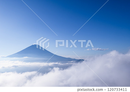 晴空萬裡，富士山和雲海的壯麗景色（來自山梨縣大嶽山） 120733411