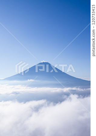 A beautiful clear sky, Mt. Fuji and a sea of clouds (from Mt. Odake, Yamanashi Prefecture) A beautiful clear sky, Mt. Fuji and a sea of clouds (from Mt. Odake, Yamanashi Prefecture) 120733415