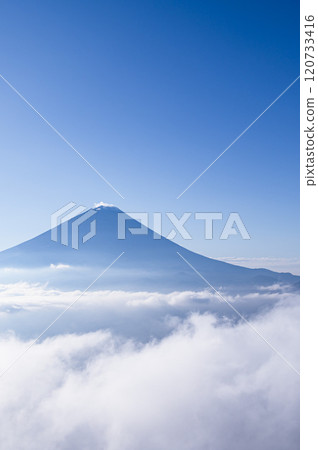 晴空萬裡，富士山和雲海的壯麗景色（來自山梨縣大嶽山） 120733416