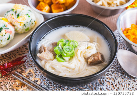 Seolleongtang with somen noodles 120733758