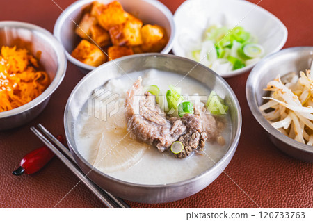 Seolleongtang with rice 120733763