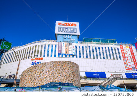 日本東京街景：新宿車站前的Bic Camera、ODAKYU、HALC等景觀... = 22日 120733806