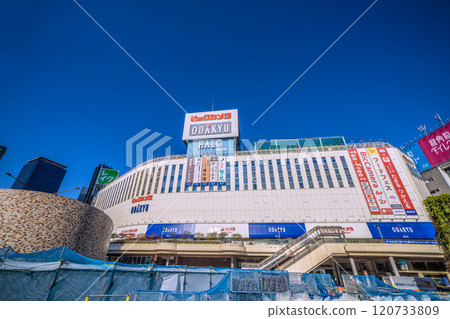 日本東京街景：新宿車站前的Bic Camera、ODAKYU、HALC等景觀... = 22日 120733809