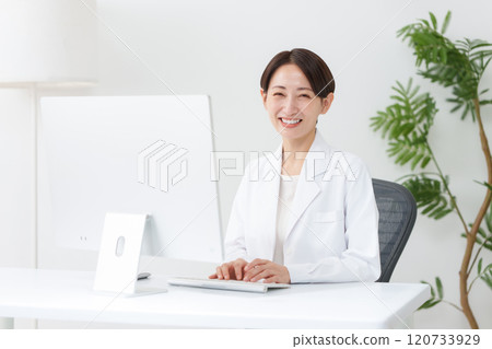 Female doctor online 120733929