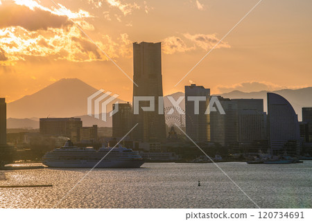 日本橫濱城市景觀 港口未來、富士山及從大棧橋出發的飛鳥二號。左後方是櫻木町站方向 日本橫濱城市景觀 港口未來、富士山及從大棧橋出發的飛鳥二號。左後方是櫻木町站方向 120734691