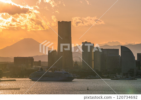 日本橫濱城市景觀 港口未來、富士山及從大棧橋出發的飛鳥二號。左後方是櫻木町站方向 日本橫濱城市景觀 港口未來、富士山及從大棧橋出發的飛鳥二號。左後方是櫻木町站方向 120734692