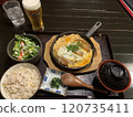 溫泉水療中心的豬排丼套餐和啤酒 120735411