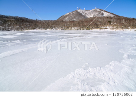 Frozen Lake Konuma and Mount Jizo on Mount Akagi Frozen Lake Konuma and Mount Jizo on Mount Akagi 120736002