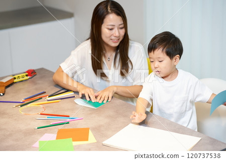 父母和孩子玩摺紙 父母和孩子玩摺紙 120737538