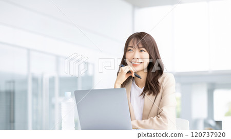 使用計算機的微笑的女商人 120737920