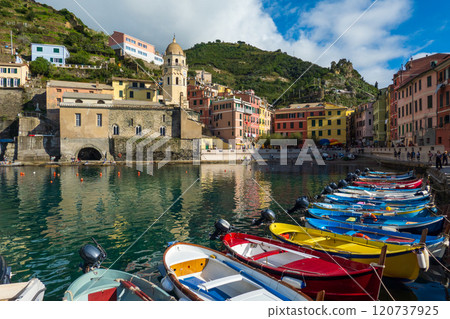 Vernazza's colorful boats and buildings create a charming waterfront scene 120737925