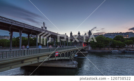 View of pont de Bir-Hakeim day to night timelapse - a bridge that crosses the Seine River. Paris, France 120738522