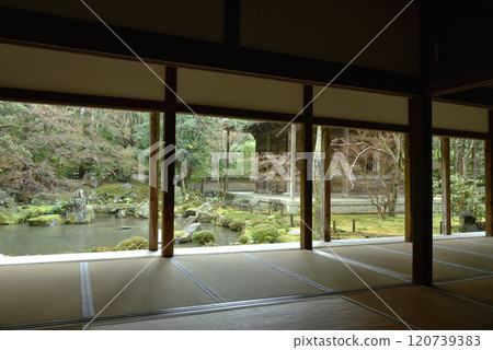 View of the rainy Rengeji Temple pond garden from the Shoin (Kita Ward, Kyoto City) 120739383