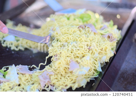 營地的味道 - 在煎鍋上做炒麵的那一刻 120740451