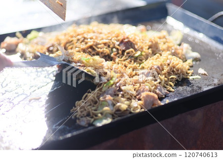 鐵板炒麵，配上香濃的醬汁 120740613