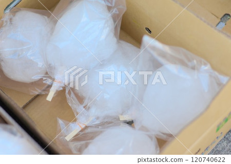 將手工製作的棉花糖裝在紙箱裡 將手工製作的棉花糖裝在紙箱裡 120740622