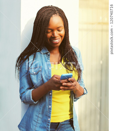 Fashion happy smiling african woman using smartphone in the city Fashion happy smiling african woman using smartphone in the city 120740716