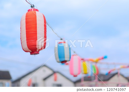 The atmosphere of an evening cool-down party - Paper lanterns decorated for a tower The atmosphere of an evening cool-down party - Paper lanterns decorated for a tower 120741097