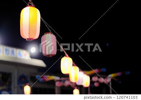 The atmosphere of an evening cool-down party - Paper lanterns decorated for a tower The atmosphere of an evening cool-down party - Paper lanterns decorated for a tower 120741103