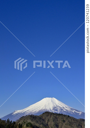 Copy space of Mt. Fuji and blue sky from the observation deck of the power transmission tower at Okunotake in the Doshi mountain range Copy space of Mt. Fuji and blue sky from the observation deck of the power transmission tower at Okunotake in the Doshi mountain range 120741239