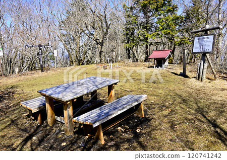 日本200名山之一禦佐台山的山頂道志山地塊 日本200名山之一禦佐台山的山頂道志山地塊 120741242