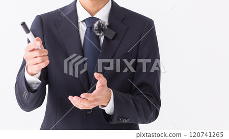 一個人在白板前解釋(圖) 一個人在白板前解釋(圖) 120741265