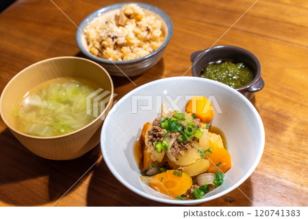 肉類和馬鈴薯的健康飲食 120741383
