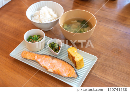 Delicious grilled salmon set meal 120741388