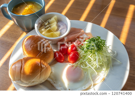 Bread and fried eggs breakfast 120741400