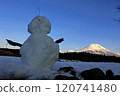 凝視富士山的雪人 120741480