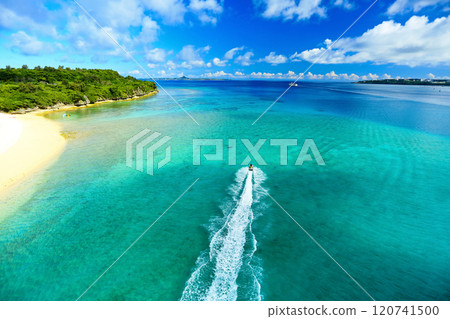 Okinawa Sesoko Island's beautiful sea seen from Sesoko Bridge 120741500