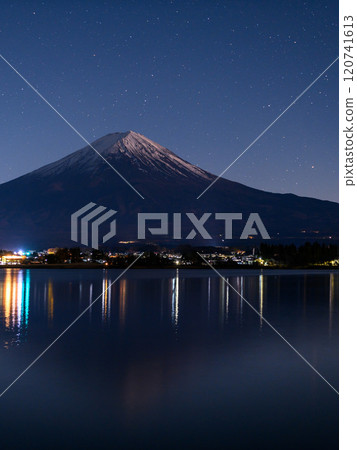 A spectacular view of Mt. Fuji and the starry sky in winter (Lake Kawaguchi) 120741613