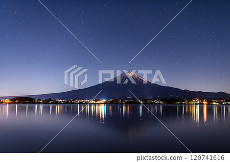 A spectacular view of Mt. Fuji and the starry sky in winter (Lake Kawaguchi) 120741616