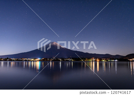 A spectacular view of Mt. Fuji and the starry sky in winter (Lake Kawaguchi) 120741617