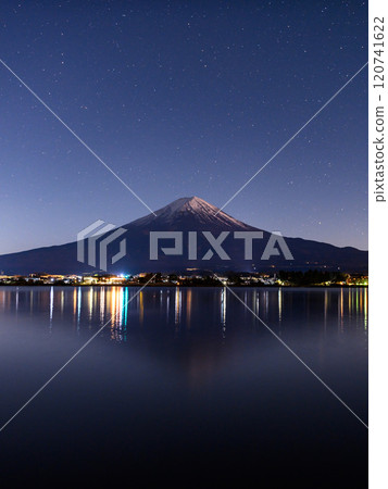 冬季倒置富士山和星空的壯麗景色（河口湖） 120741622
