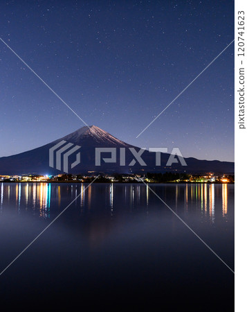 冬季倒置富士山和星空的壯麗景色(河口湖) 冬季倒置富士山和星空的壯麗景色(河口湖) 120741623