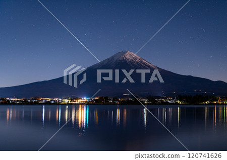 A spectacular view of Mt. Fuji and the starry sky in winter (Lake Kawaguchi) 120741626
