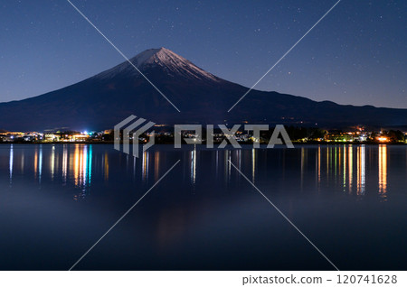 冬季倒置富士山和星空的壯麗景色(河口湖) 冬季倒置富士山和星空的壯麗景色(河口湖) 120741628