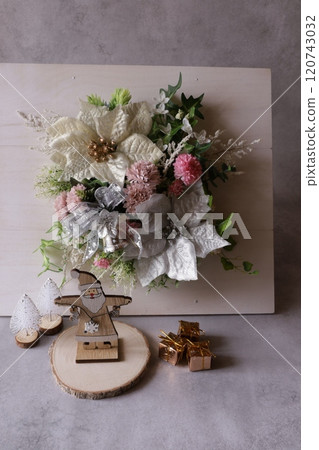 聖誕節形象的人造花 聖誕節形象的人造花 120743032