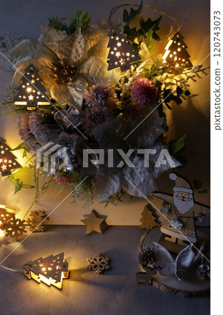 聖誕節形象的人造花 聖誕節形象的人造花 120743073