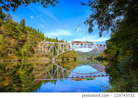 A train on the Tadami Line in autumn, photographed from close up to the First Tadami River Bridge (Mishima Town, Fukushima Prefecture, early November) 120743532
